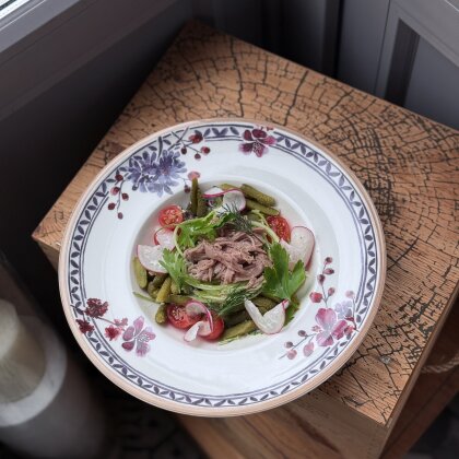 Салат с уткой, сельдереем, корнишонами и соусом айоли