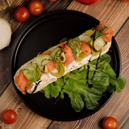 Брускетта с лососем, авокадо и творожным сыром