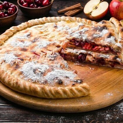 Пирог с вишней и яблоком