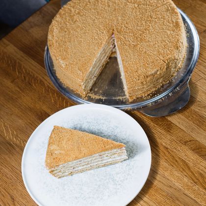 Медовик с малиновым конфи