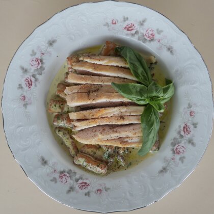 Филе цыпленка с ньокками и вишенками