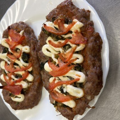 Лодочки из свинины, томатами и сыром