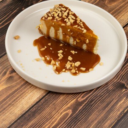 Чизкейк с солёным арахисом и карамелью