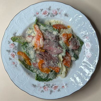 Салат с ростбифом и томатами черри