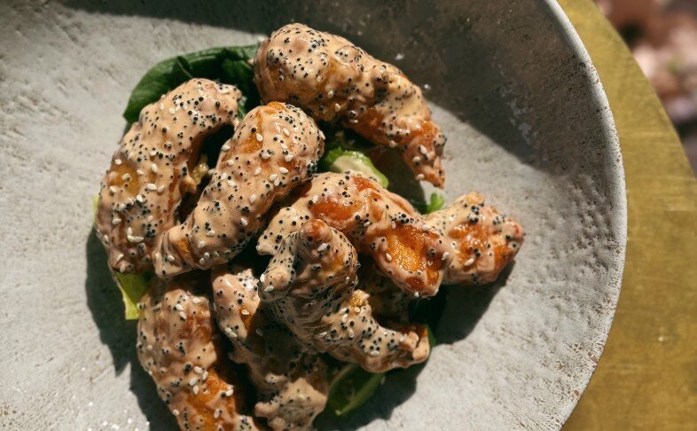 Креветки темпура со спайси соусом и икрой