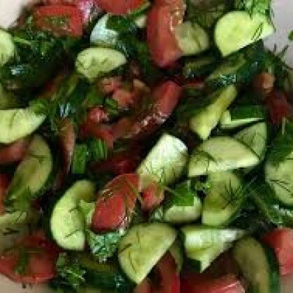 Салат из помидор с огурцом с маслом растительным