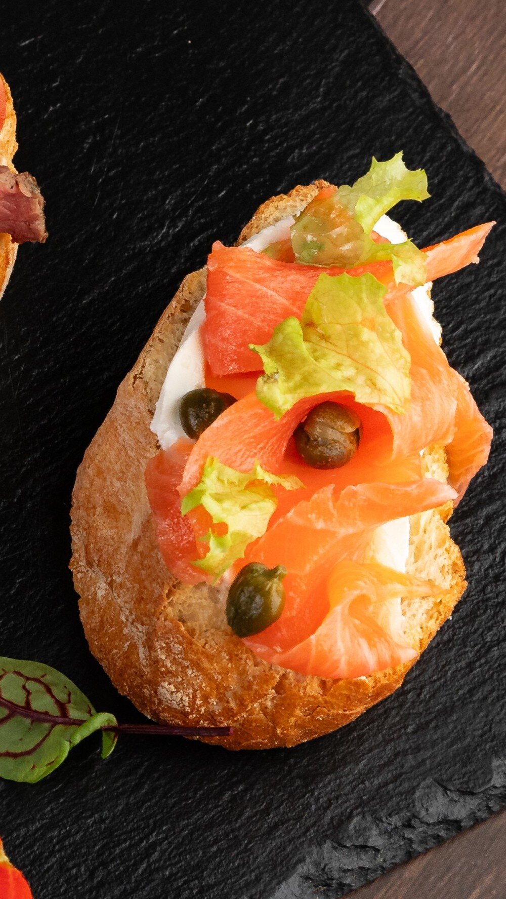 Брускетта с форелью и сливочным сыром