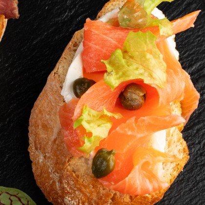 Брускетта с форелью и сливочным сыром