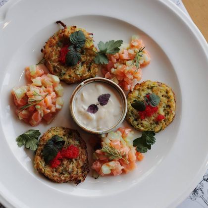 Судак в зеленой панировке с шпинатным булгуром и томатами черри