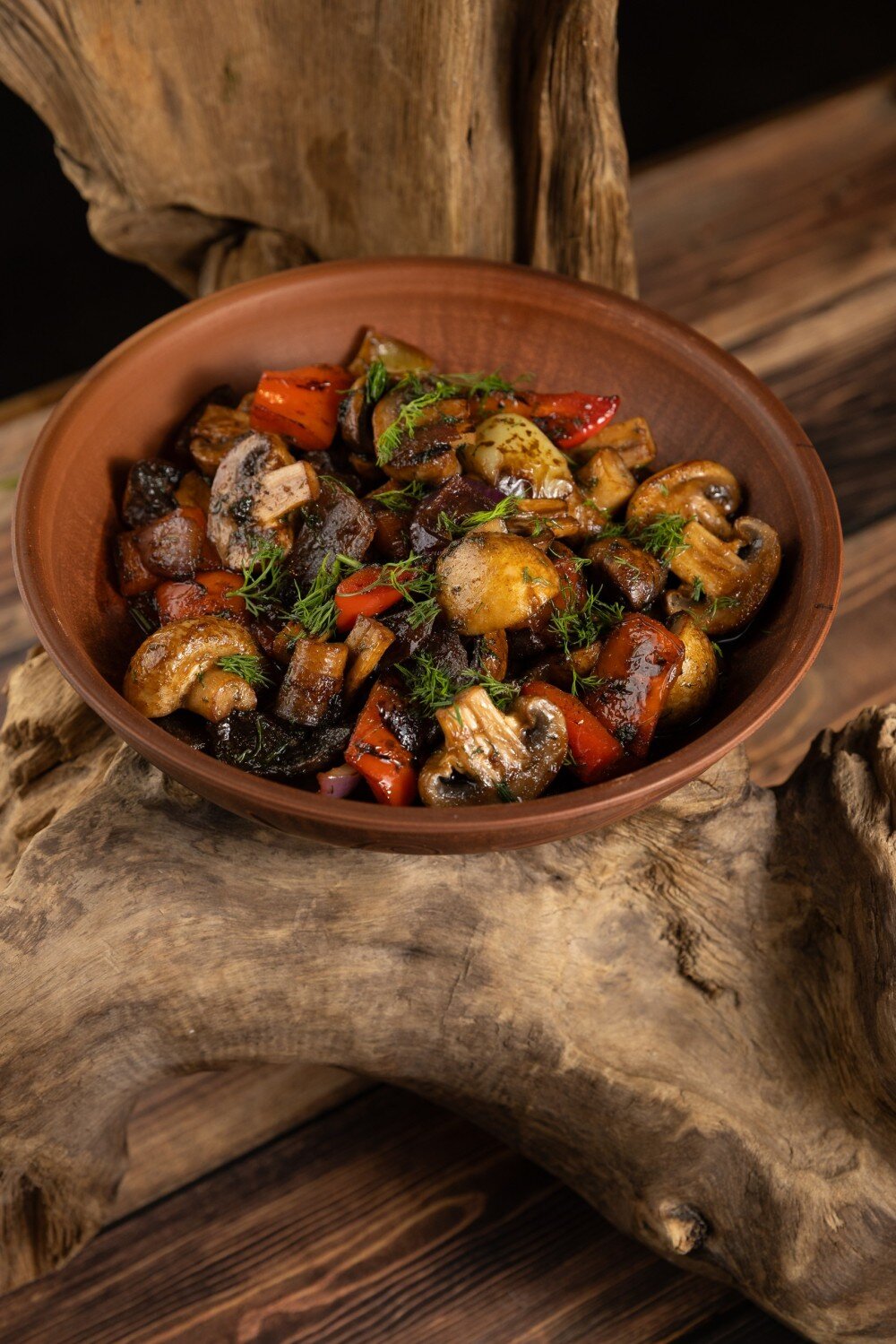 Жареные шампиньоны с перцем и луком