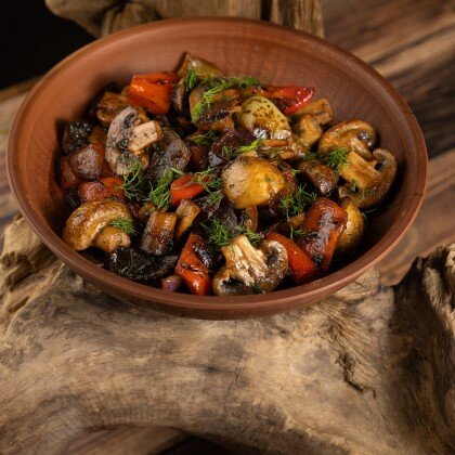 Жареные шампиньоны с перцем и луком