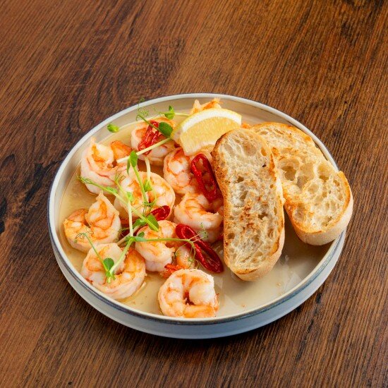 Жареные креветки с чиабаттой