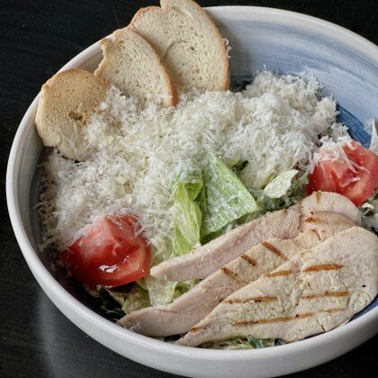 Салат цезарь с цыпленком