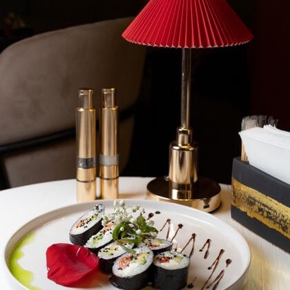 Ролл с лососем и авокадо