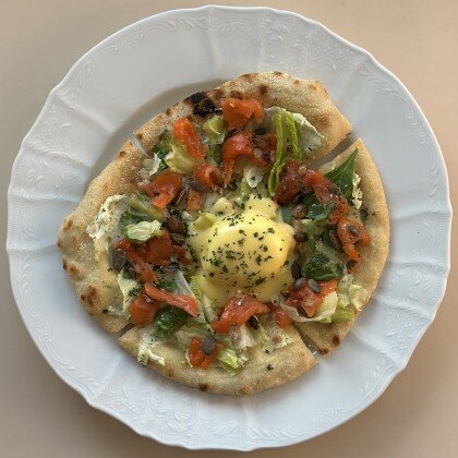 Пицетта с лососем и яйцом пашот