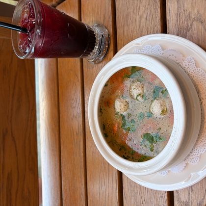 Куриный бульон с фрикадельками, лапшой и овощами
