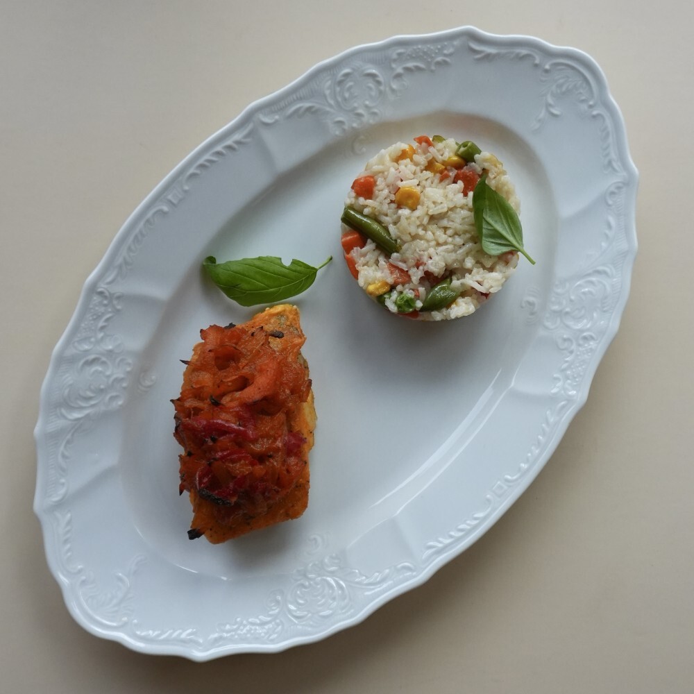 Филе телапии с овощным маринадом и рисом