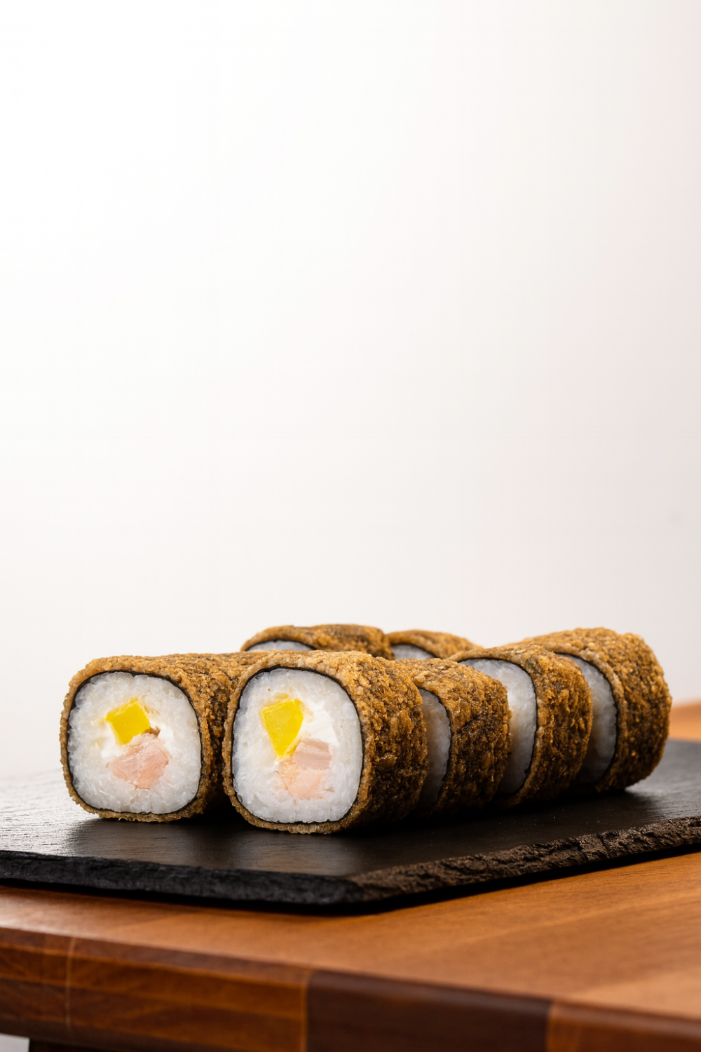 Ролл «Темпура с тунцом и такуаном» — яркий вкус и хруст