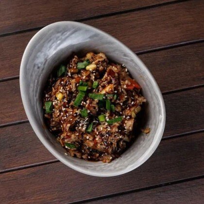 Жареный рис с курицей и овощами