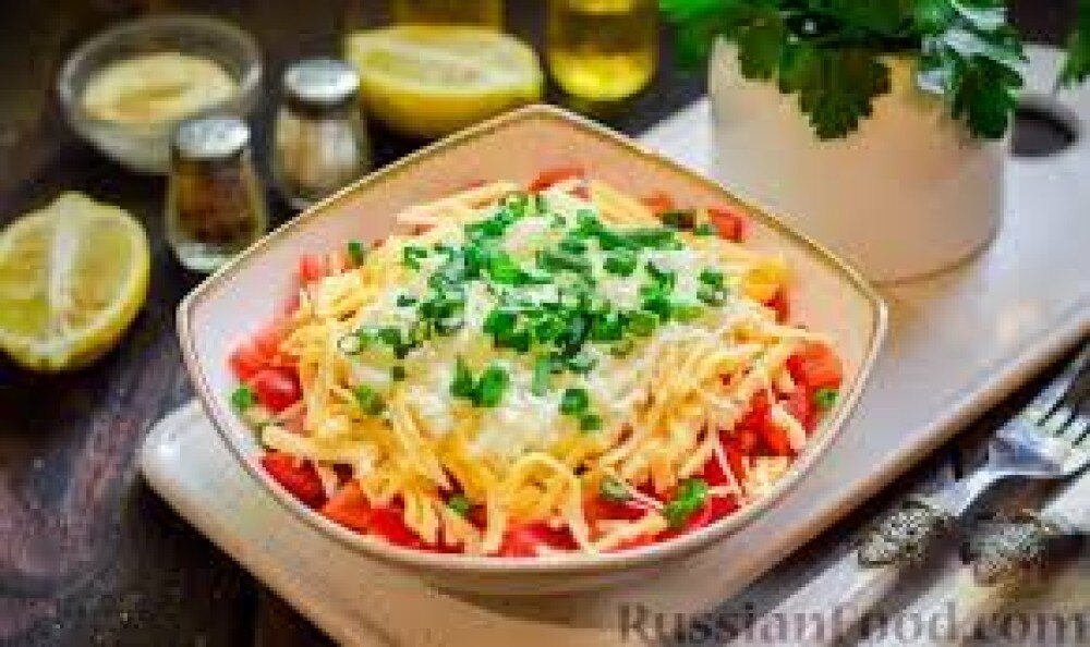 Салат  из свежих  томатов с яйцом и сыром