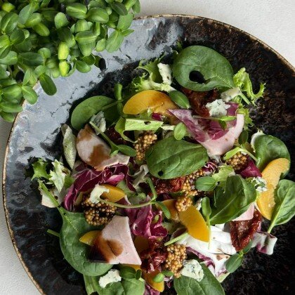 Салат с персиками