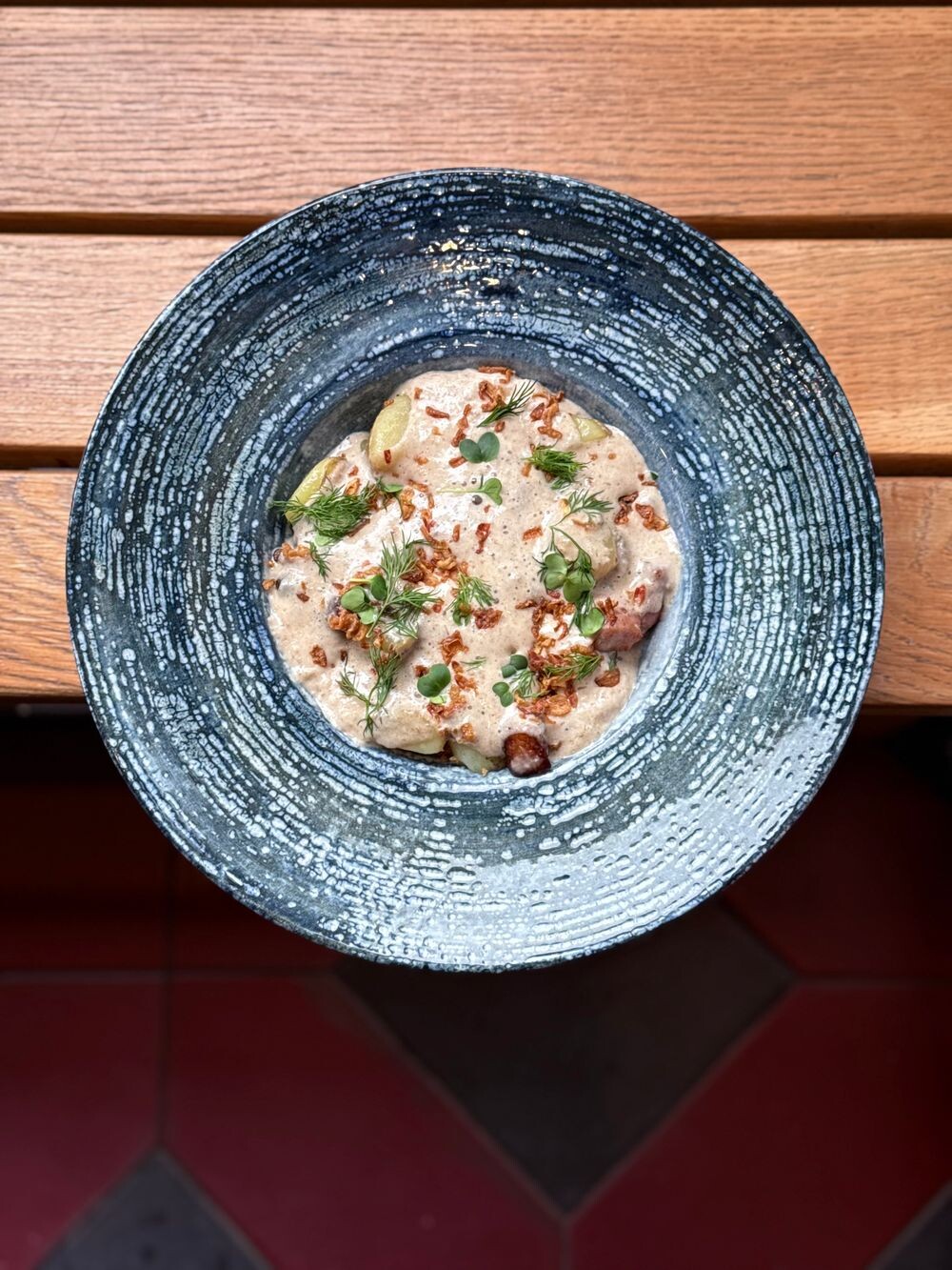 Жареный картофель с грудинкой, шампиньонами и грибным соусом