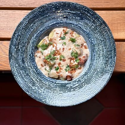 Жареный картофель с грудинкой, шампиньонами и грибным соусом