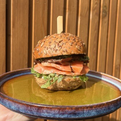 Бургер с лососем