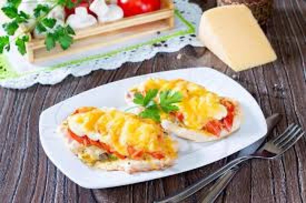 Филе птицы запеченное с помидором и сыром