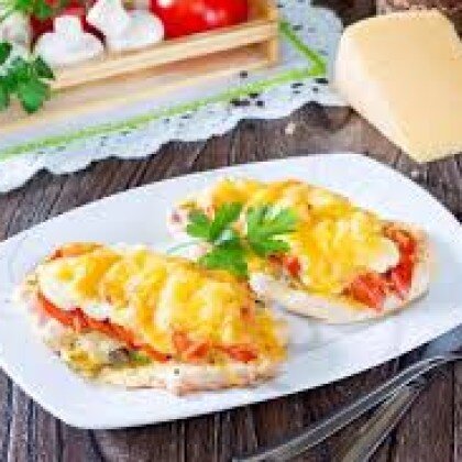 Филе птицы запеченное с помидором и сыром