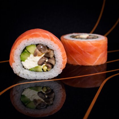 Ролл с копченым лососем и осьминогом