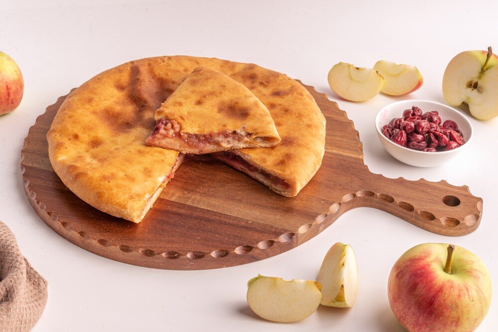 Пирог с яблоком и вишней