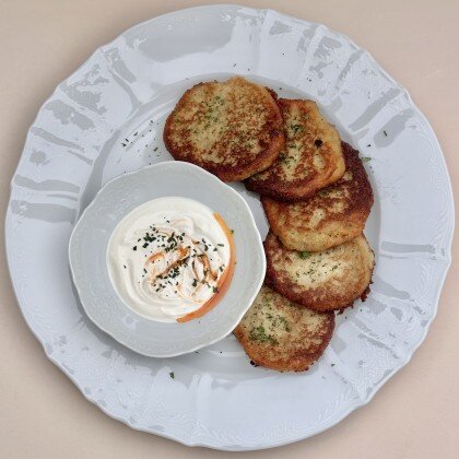 Драники со сметаной и зеленью