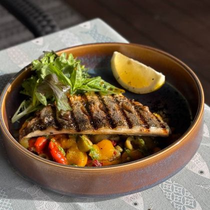 Филе дорадо с соусом из печеными овощами и песто