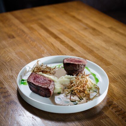 Филе миньон с пюре и перечным соусом