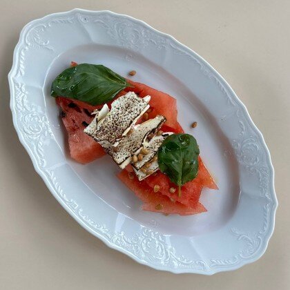 Арбуз с сыром фета и кедровыми орехами