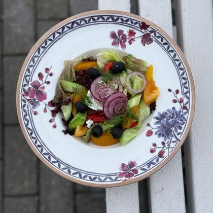 Греческий салат с сыром фета, орегано, маслинами и красным луком