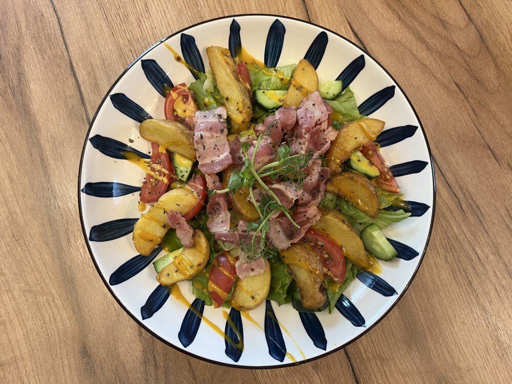 САЛАТ С КАРТОФЕЛЬНЫМИ ДОЛЬКАМИ И БЕКОНОМ