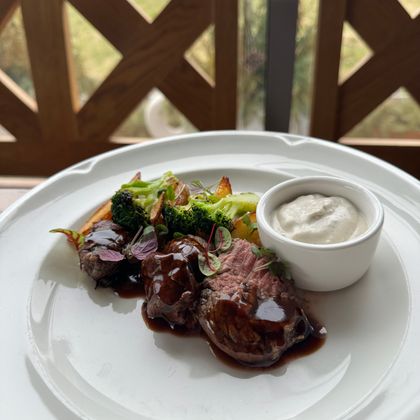 Ростбиф с брокколи, сырным соусом и соусом демигляс