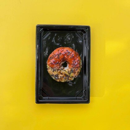 Пончик с лососем и авокадо