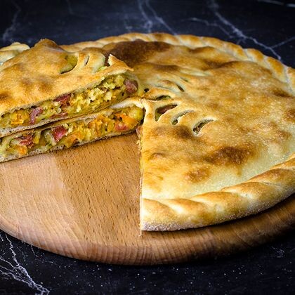 Пирог с баварскими колбасками и картофелем