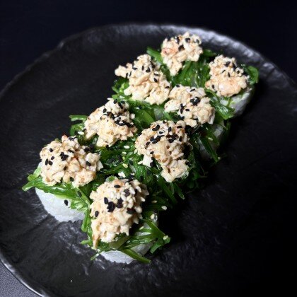 Ролл с чукой в ореховом соусе