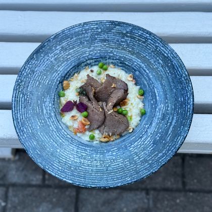 Ризотто с говядиной, овощами, красным вином и дробленым фундуком