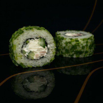 Ролл с беконом в луке