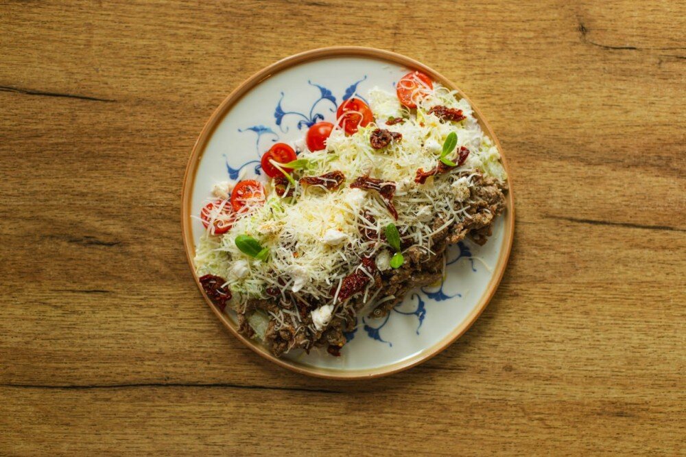 Салат с говядиной, вялеными томатами и сезонными овощами