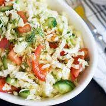 Салат зеленый с огурцом и сметаной