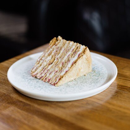 Медовик с малиновым конфи