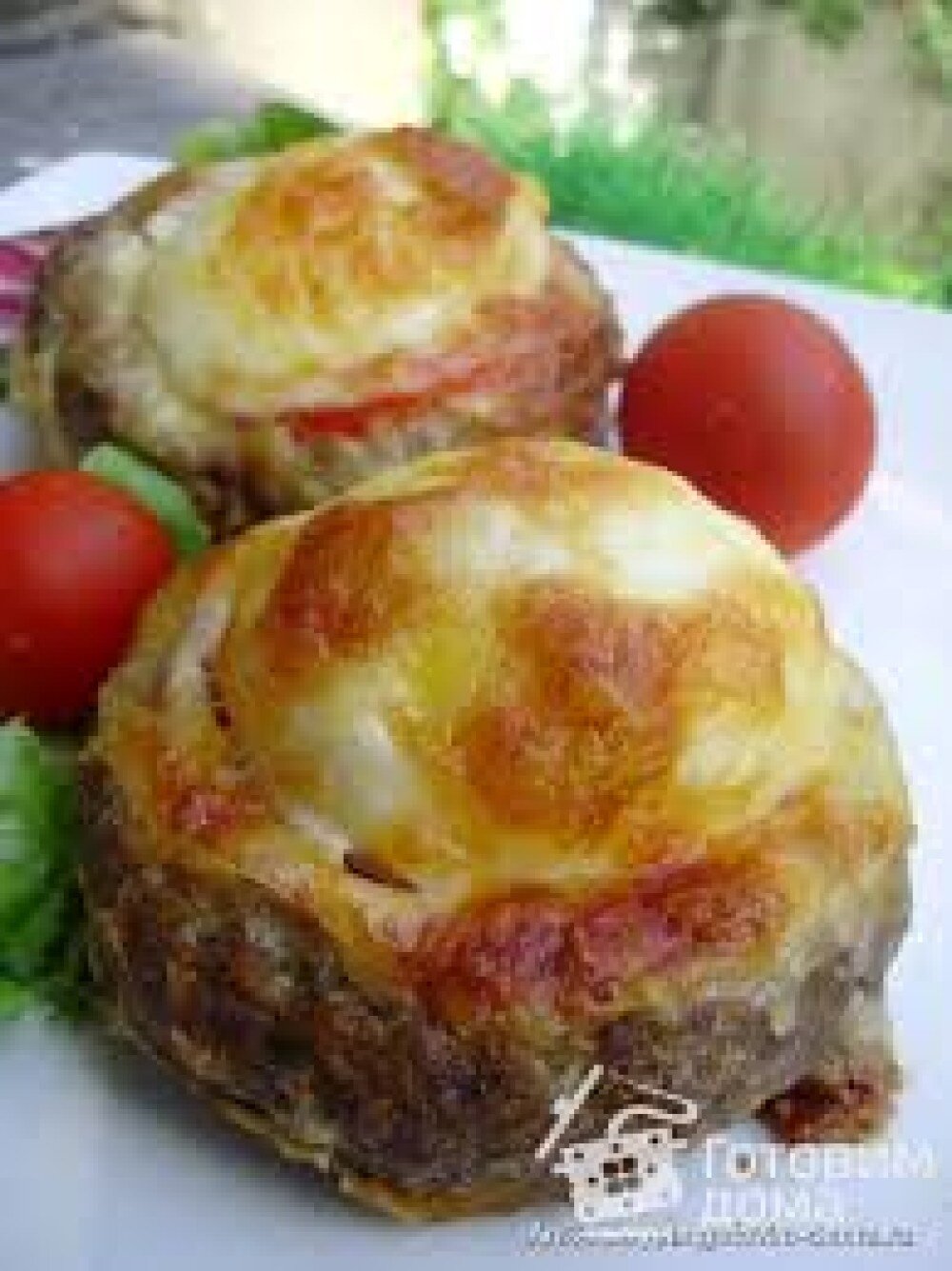 Мясные гнезда из свинины с маринованным огурчиком и творожным сыром
