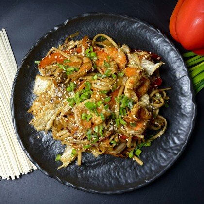 Лапша удон с креветками в соево-устричном соусе