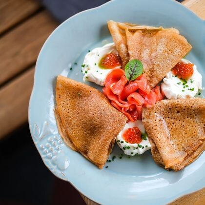 Гречневые блины с маскарпоне, слабосоленным лососем и икрой